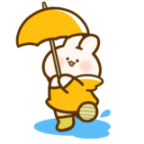 【梅雨・動物】傘を持ってはしゃぐウサギさんのかわいいフリーイラスト
